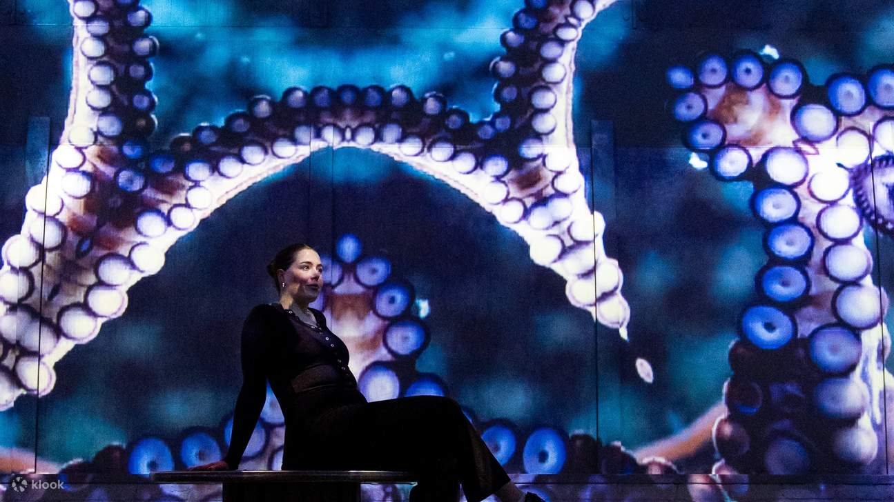 Salle immersive remplie de marées déferlantes et de lumière marine bleu profond