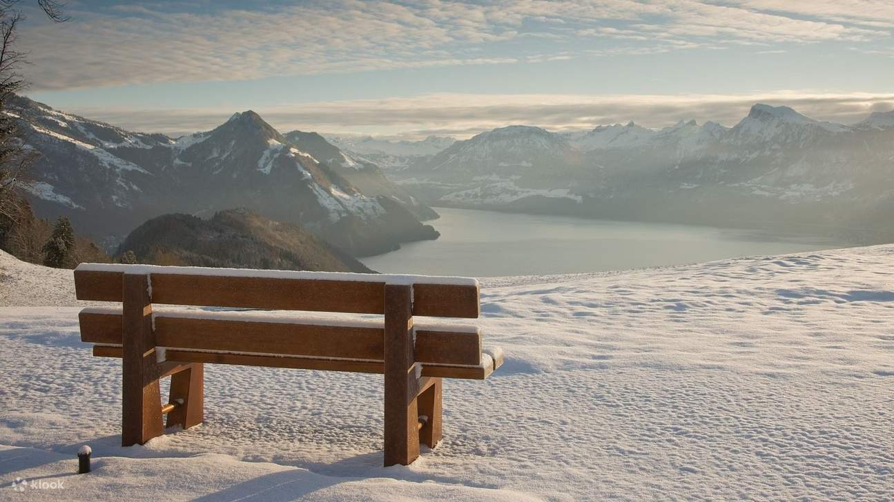 从迷人的山顶上欣赏壮丽的阿尔卑斯山风光和湖泊美景