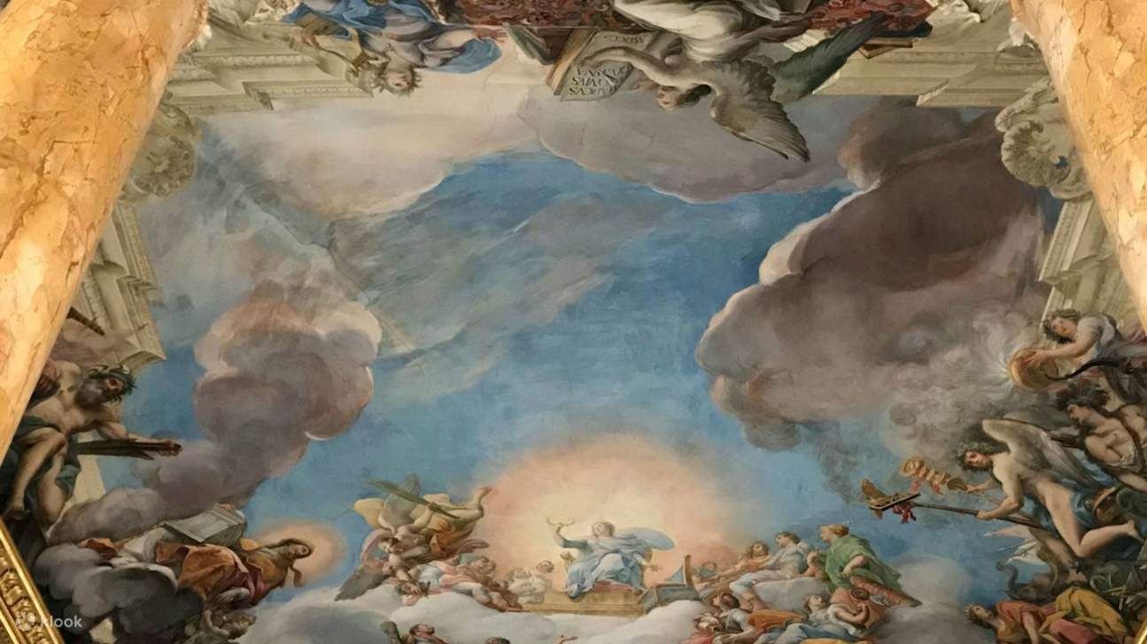 Berkeliaranlah di dewan mewah yang dipenuhi dengan karya agung yang menceritakan kisah warisan seni Itali yang kaya