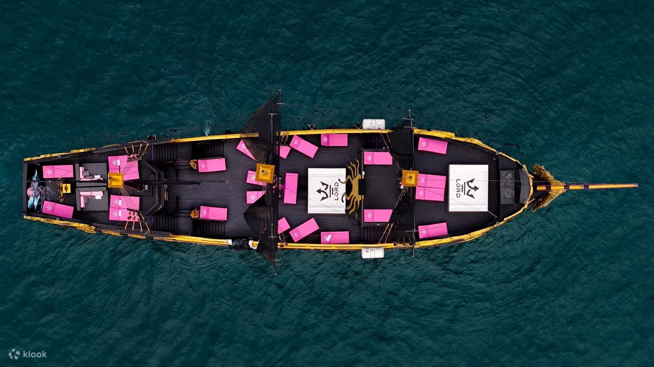 前往格兰岛 (Koh Larn) 的 Lord Black Pearl 海盗巡游体验
