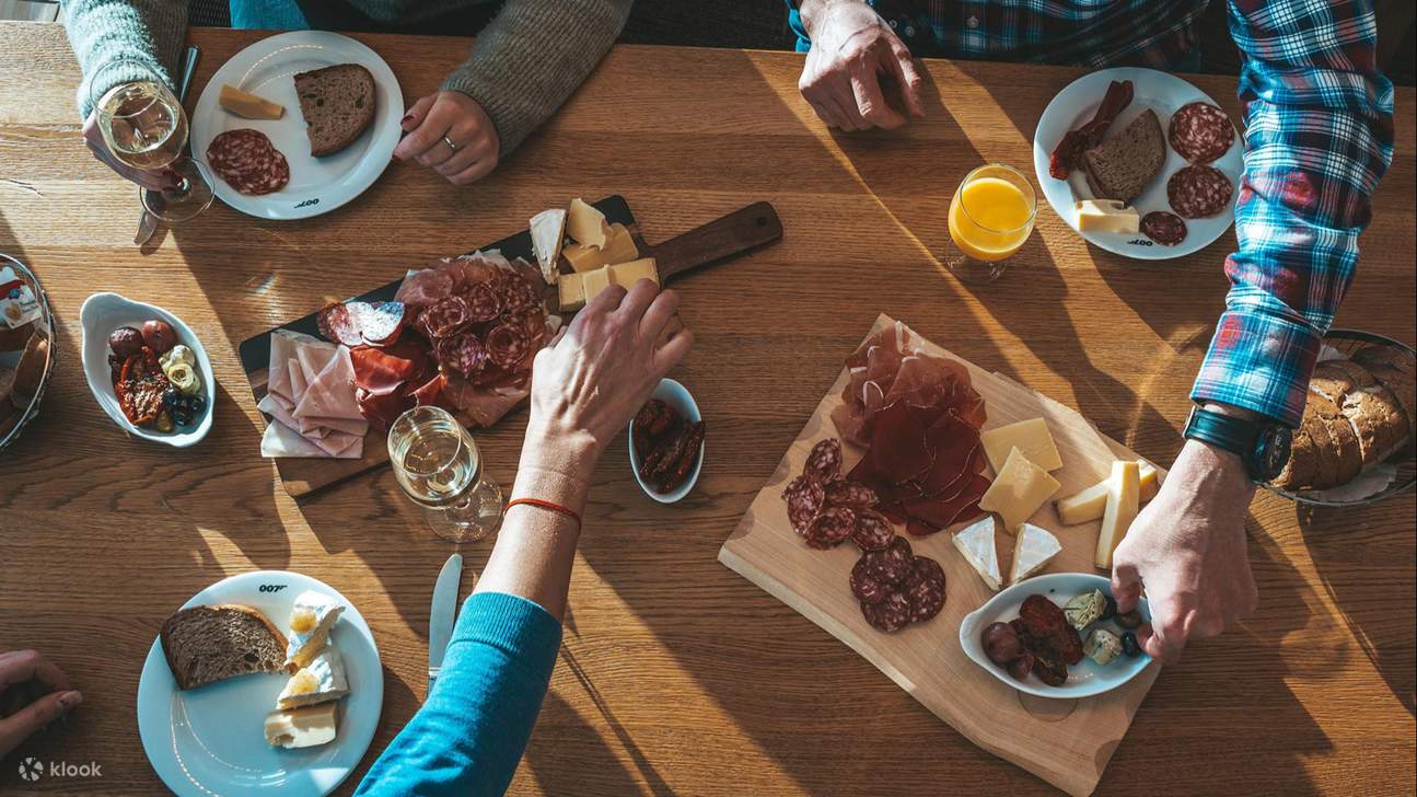 享用美味下午茶點，還可搭配一杯紅提子酒或白提子酒，或選擇您喜歡的無酒精飲品