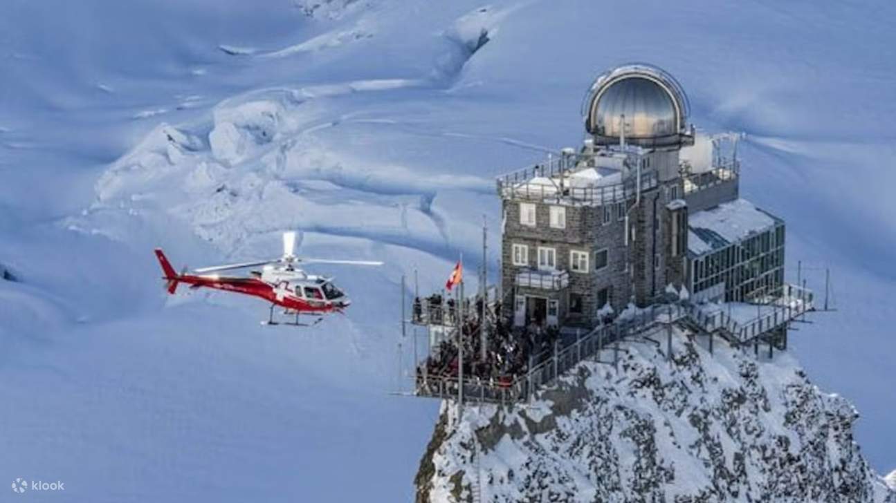 Elevándose sobre los emblemáticos picos de las montañas Eiger, Mönch y Jungfrau