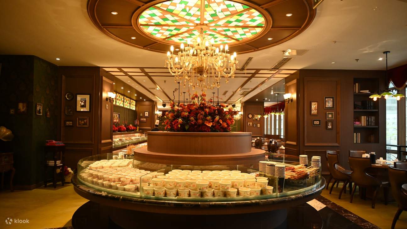 Di sini juga tersedia camilan dan hidangan penutup. Sambil menunggu hidangan utama disajikan, Anda bisa menikmati camilan dan hidangan penutup terlebih dahulu.