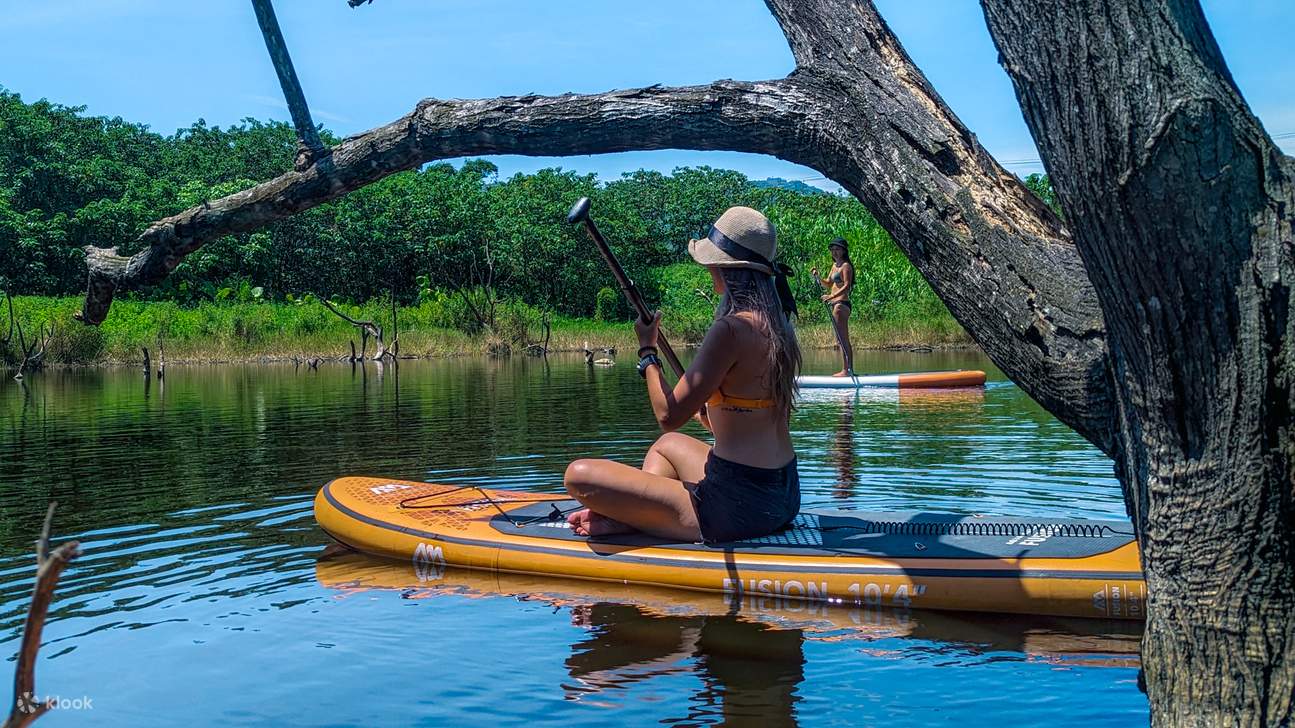 Fai stand-up paddleboarding sul fiume