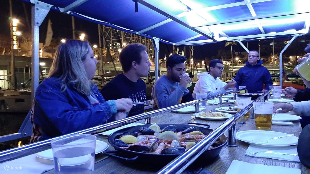 朋友们一起享用晚餐，在喜庆的户外餐桌旁分享欢笑、美食和饮品