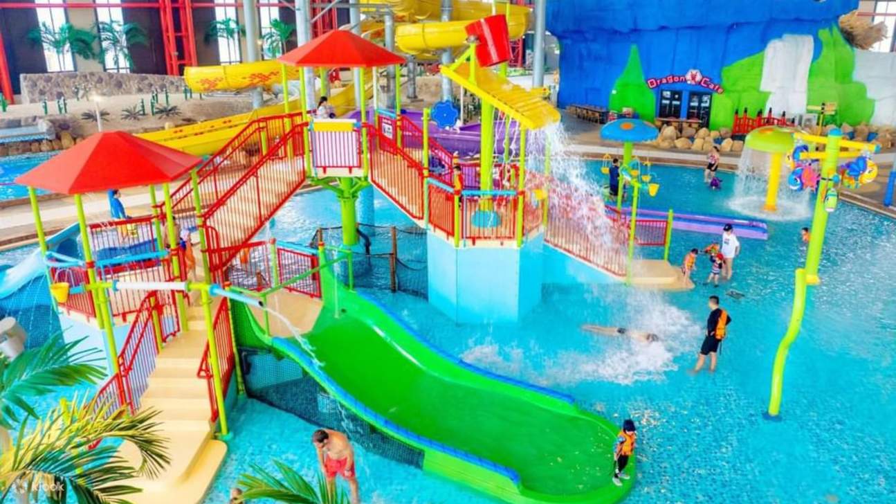 With the idea of ​​creating a complex entertainment area that is year-round active, Mikazuki Water Park 365 is the first indoor hot water park in Vietnam.