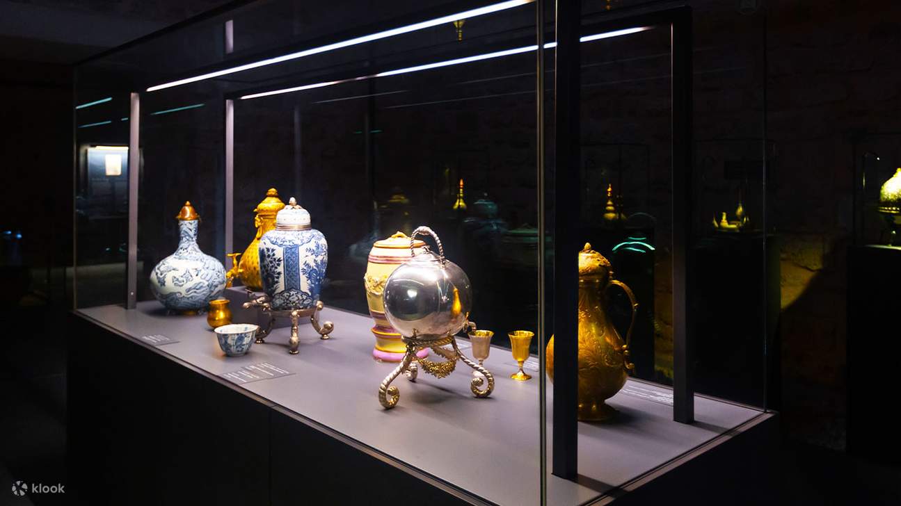 Capture the beauty of serene courtyards framed by elegant architecture