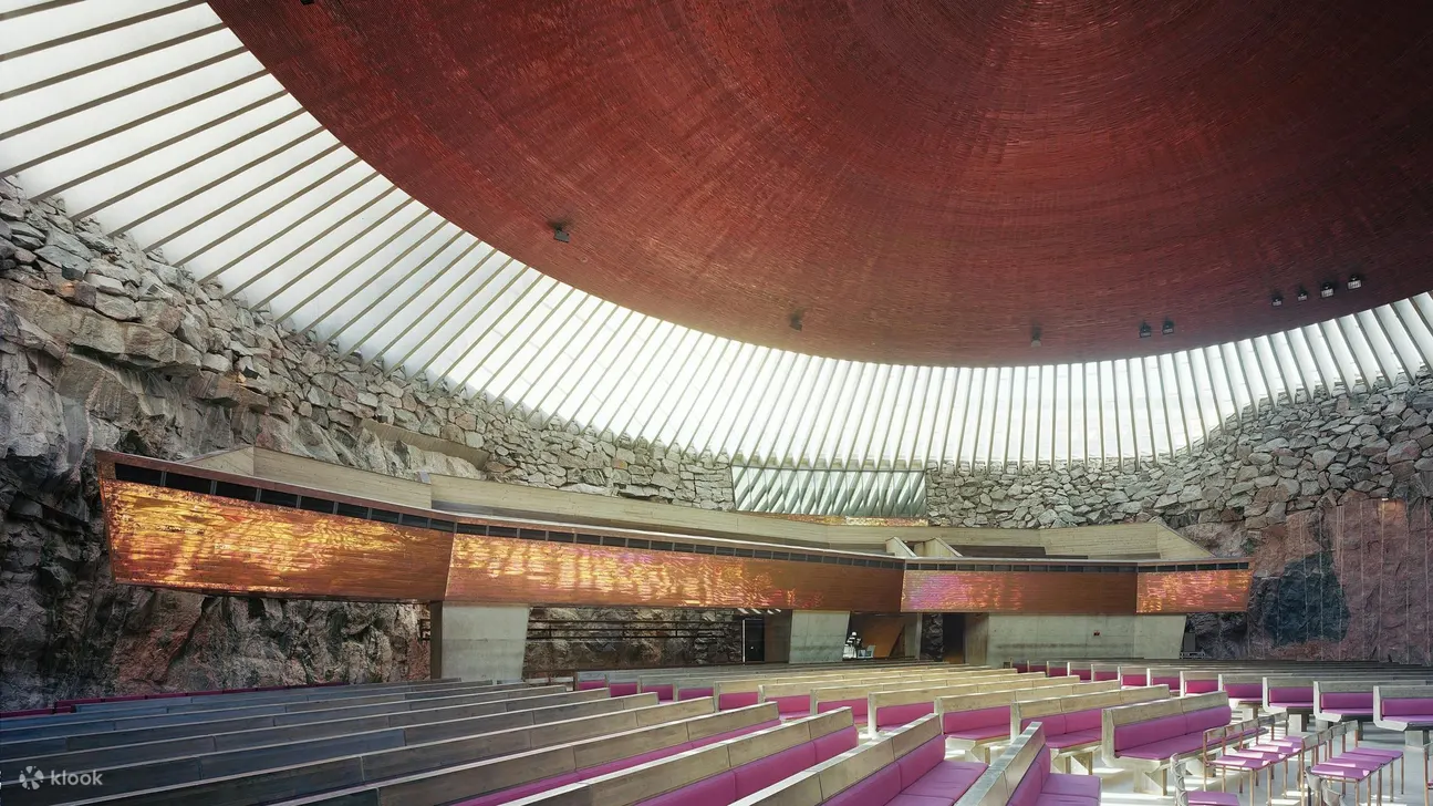 参观赫尔辛基的 Temppeliaukio 教堂，体验独特的建筑体验