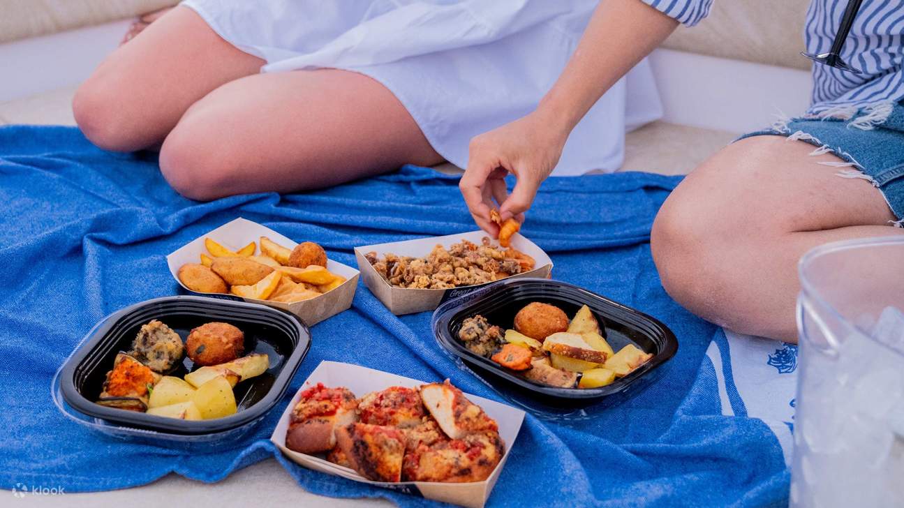 황홀한 석양을 감상하며 맛있는 선상 요리를 즐겨보세요.