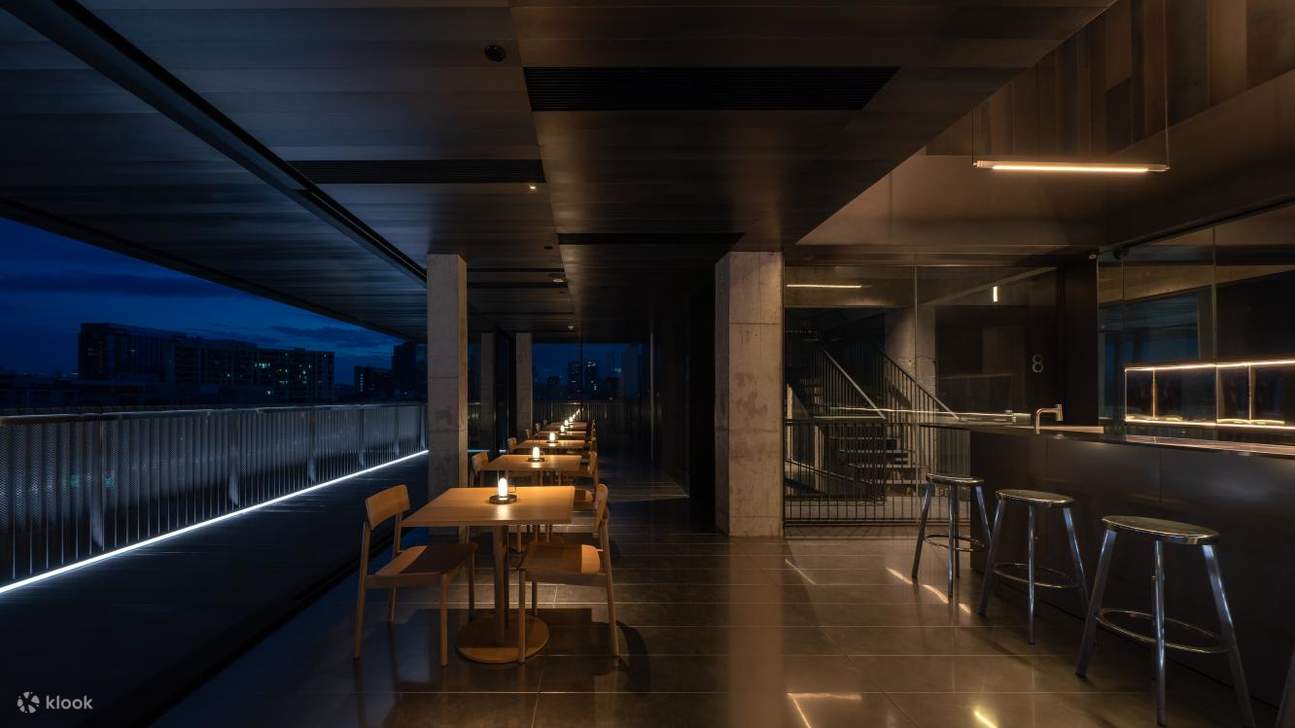 The tone of the room is dominated by restrained cool gray tones A. To increase the 