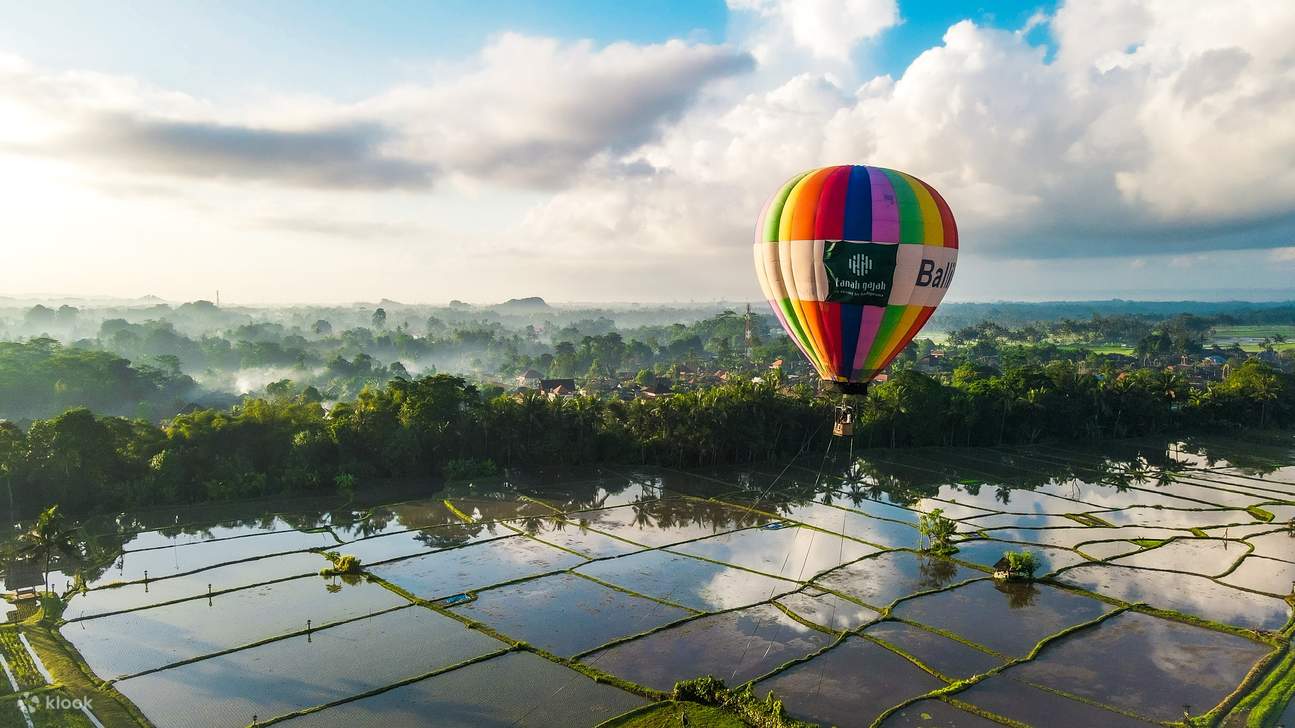 Vogelperspektive auf Heißluftballon in Ubud