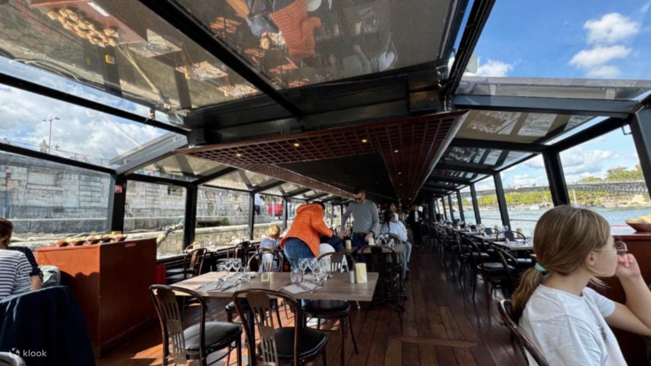 Pelayaran Sungai Seine dengan Makan Siang atau Makan Malam ala Paris