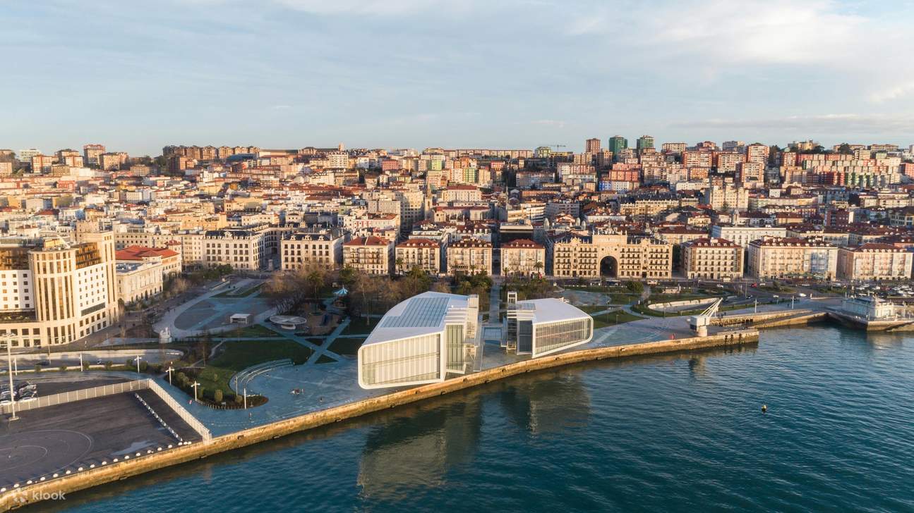 Ammiri l'architettura futuristica del Museo Centro Botín lungo il pittoresco lungomare di Santander