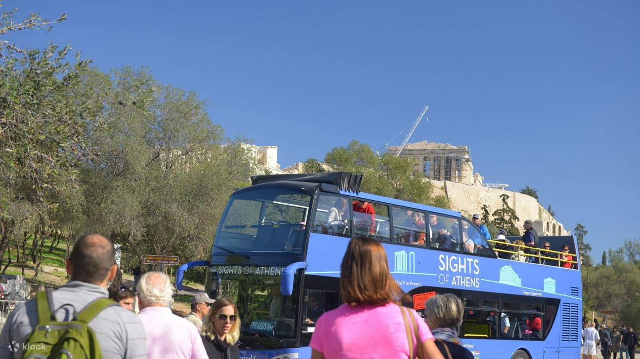 Profitez de vues panoramiques sur la ville depuis des bus à impériale tout en explorant la capitale dynamique de la Grèce.