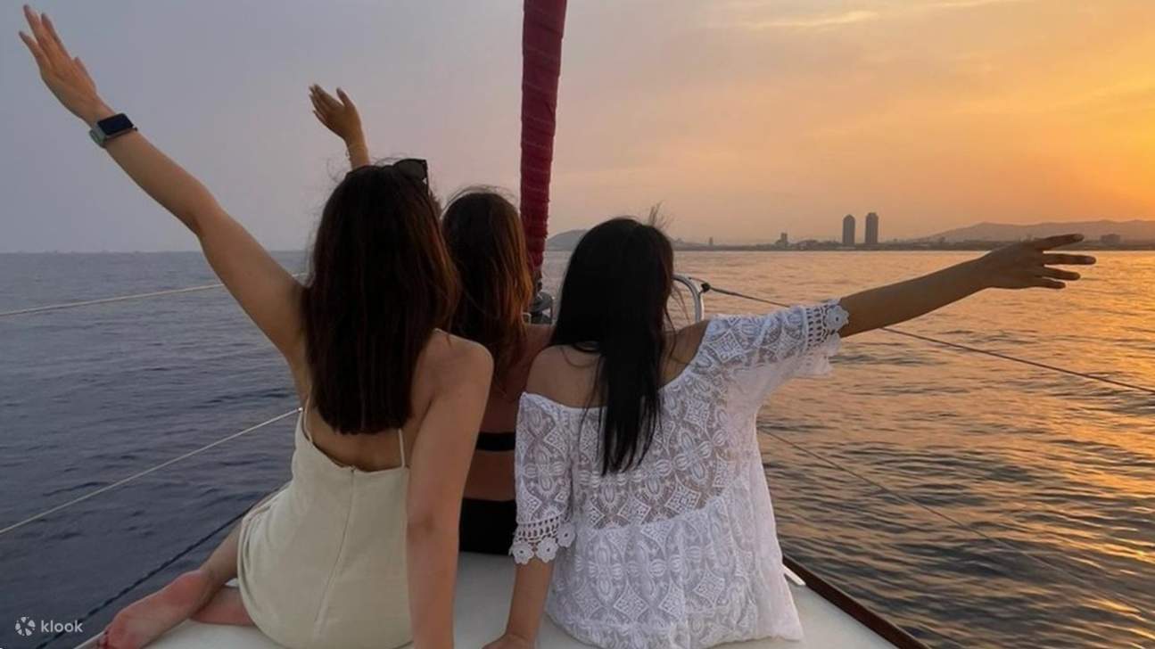 Waktu keemasan mewarnai latar langit Barcelona ketika bandar ini bersinar dalam matahari terbenam Mediterranean yang hangat