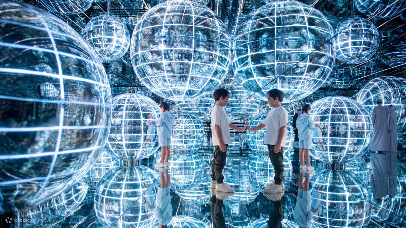 Bước vào AYA Universe, nơi những màn trình diễn ánh sáng sống động và thế giới tương lai đánh thức mọi giác quan của bạn