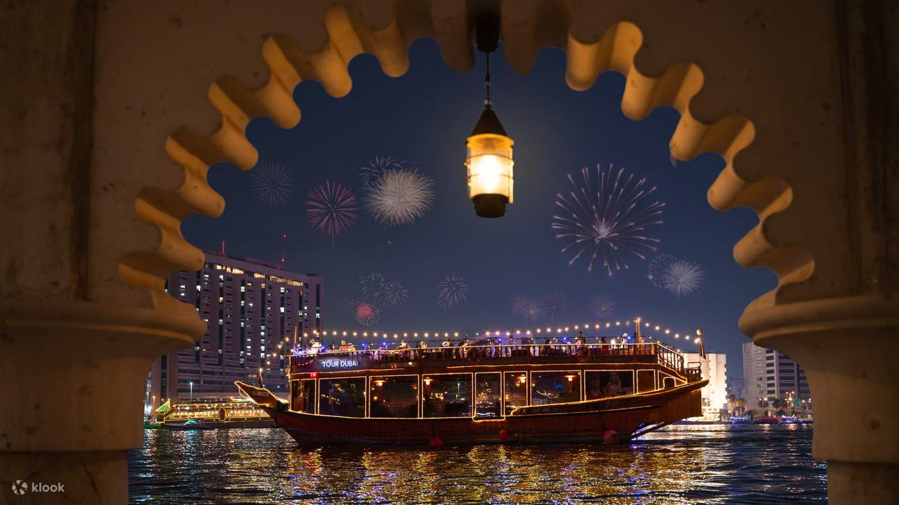 Thư giãn trên boong tàu ngoài trời được bao quanh bởi những ánh phản chiếu lấp lánh của đường chân trời