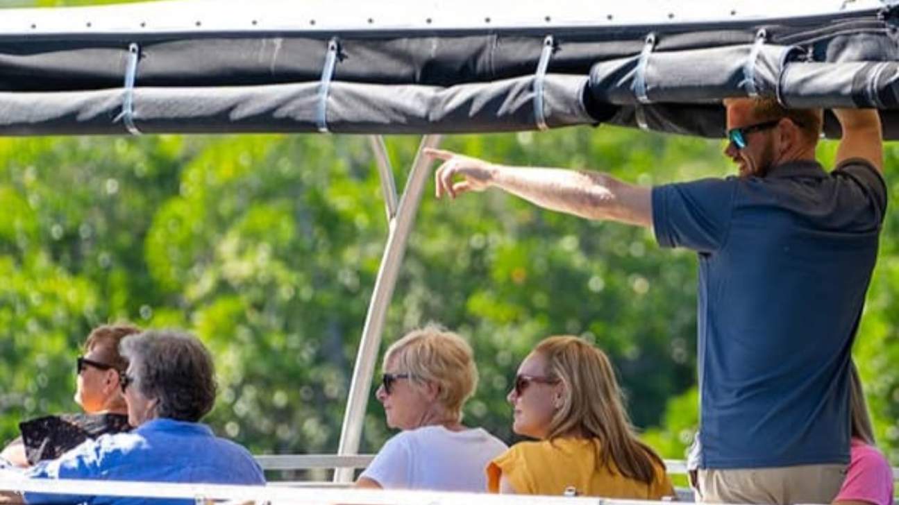 Nikmati pelayaran bersiar-siar bersama keluarga, meneroka laluan air dan landskap Cairns yang menakjubkan bersama-sama