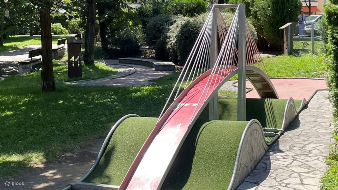 Trải nghiệm mini golf dưới Tháp Truyền Hình Zizkov