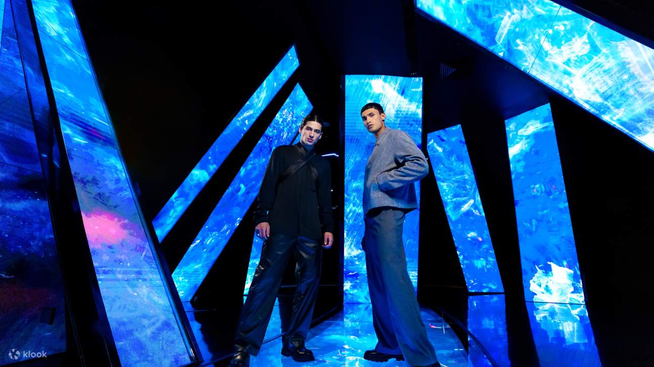 Đắm mình trong sự kết hợp đầy mê hoặc giữa nghệ thuật và công nghệ, mời bạn khám phá một vũ trụ kỳ diệu vô tận