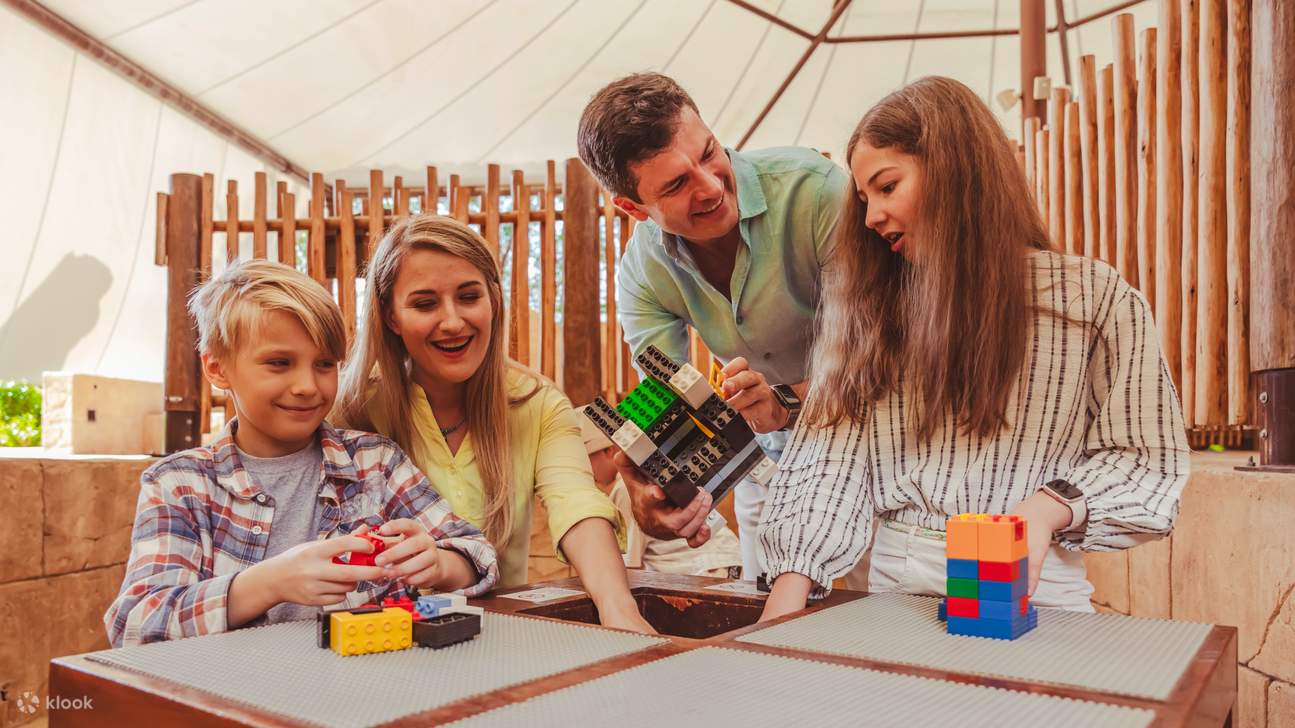 Immergiti in avventure pratiche ricche di lavoro di squadra, risate e sfide di costruzione