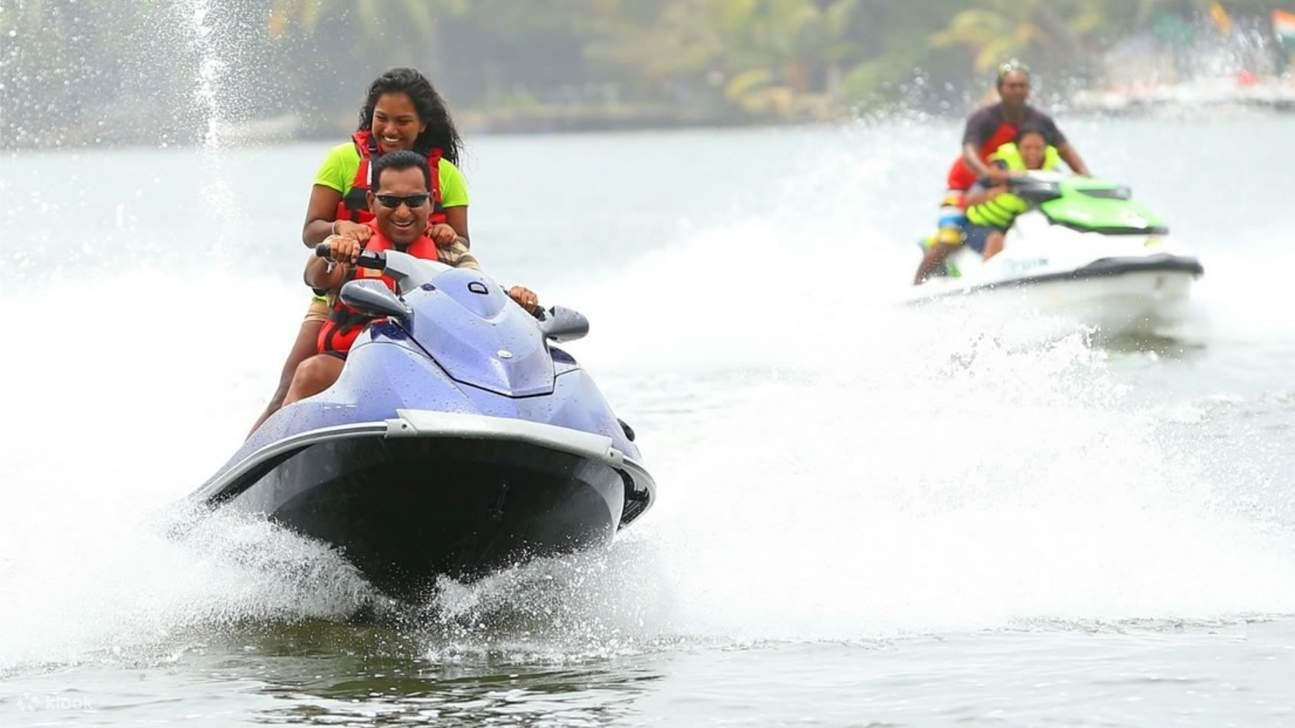 pasangan menaiki jet ski