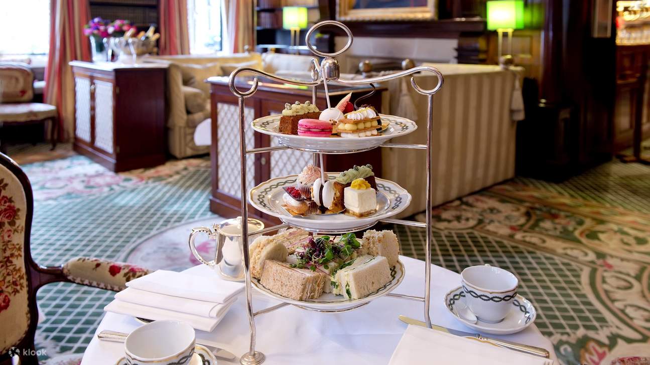 在華麗的環境中品嚐精緻的糕點、新鮮的烤餅和上等茶，盡享奢華