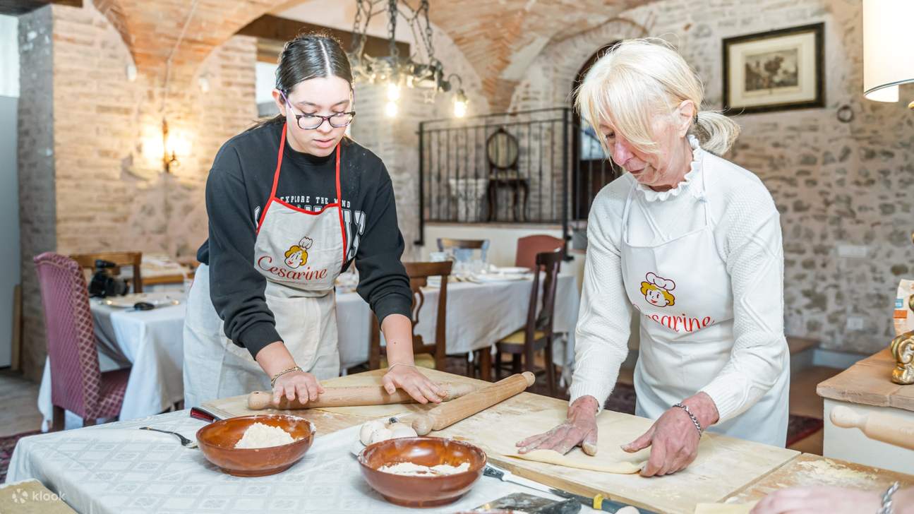 Stendere a mano la pasta fresca in una accogliente cucina italiana