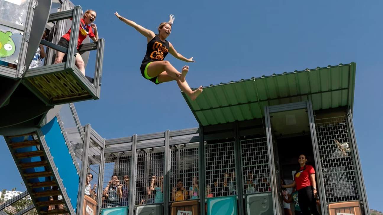 Pure Begeisterung eingefangen in einem atemberaubenden Moment der Action in der Luft