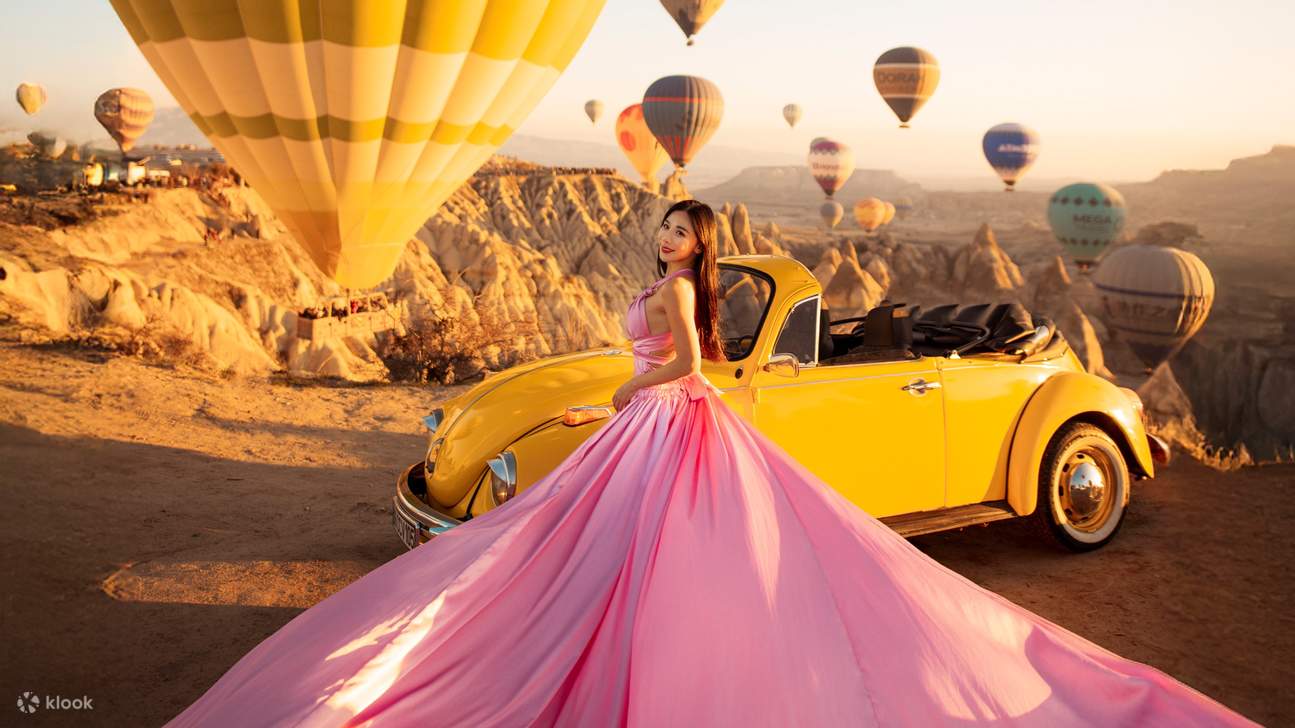 流動的緞面捕捉金色光芒，讓每個姿勢都充滿魔力