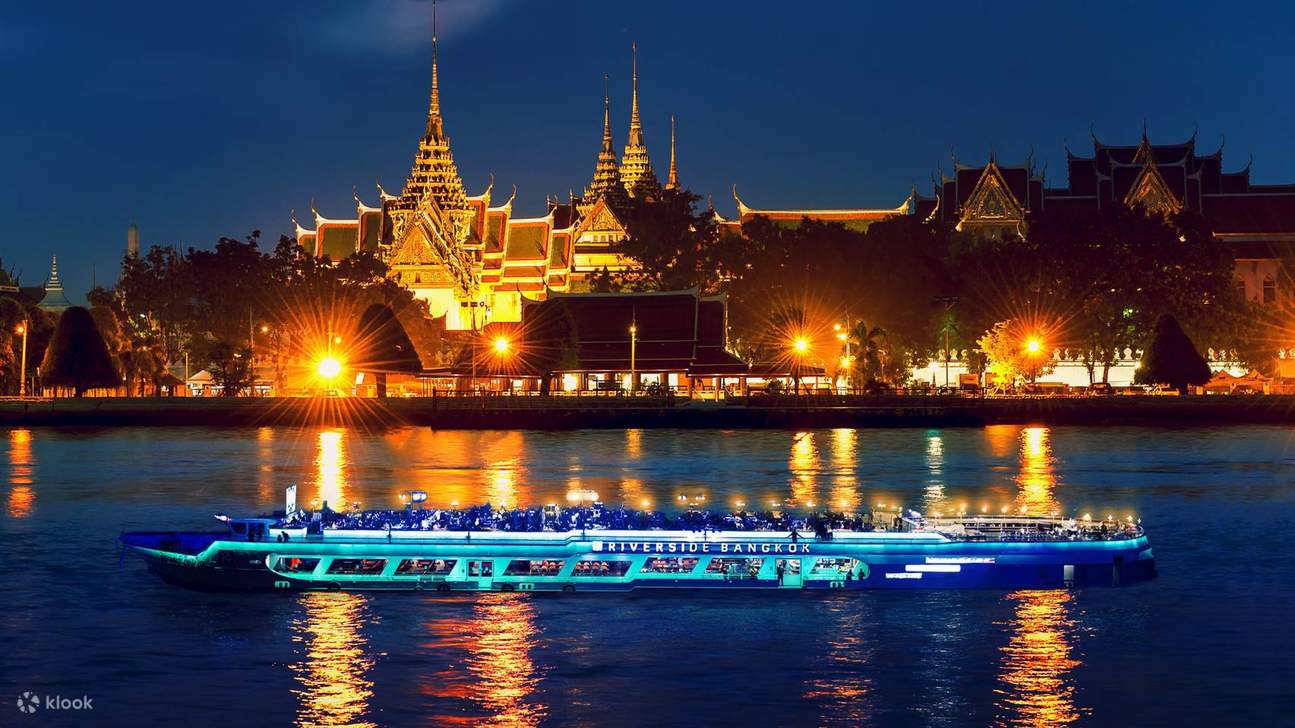 Crociera sul fiume al Riverside Carnival di Bangkok