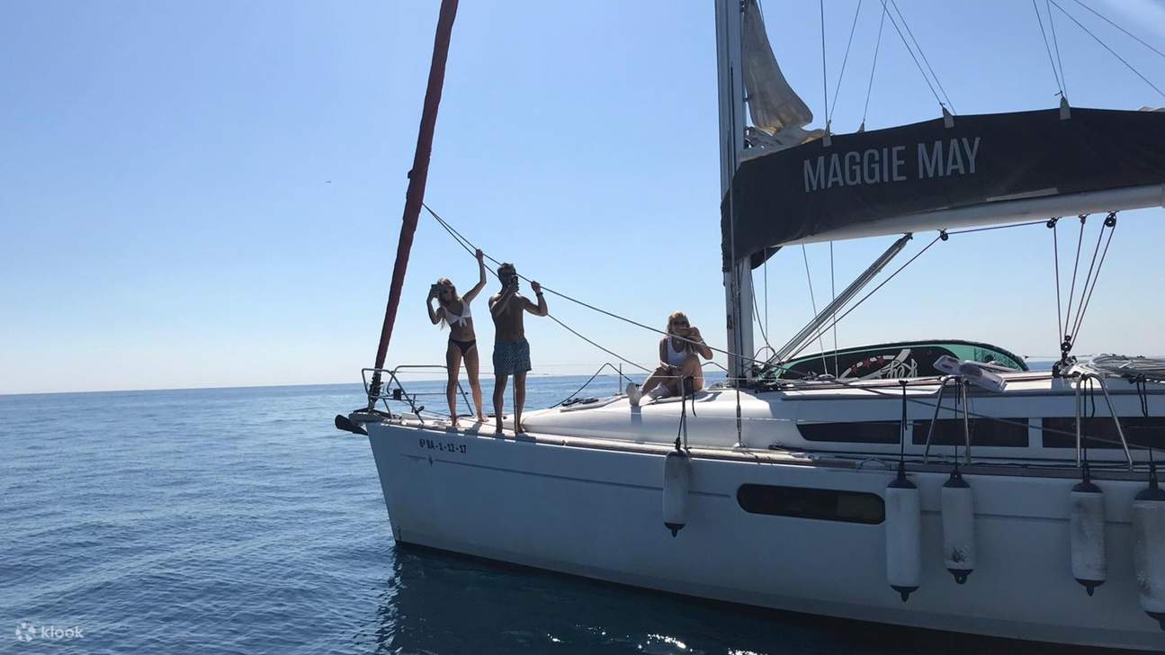 Berlayar menawarkan perspektif baru tentang Barcelona, dengan pemandangan kota yang terbentang indah di sepanjang cakrawala