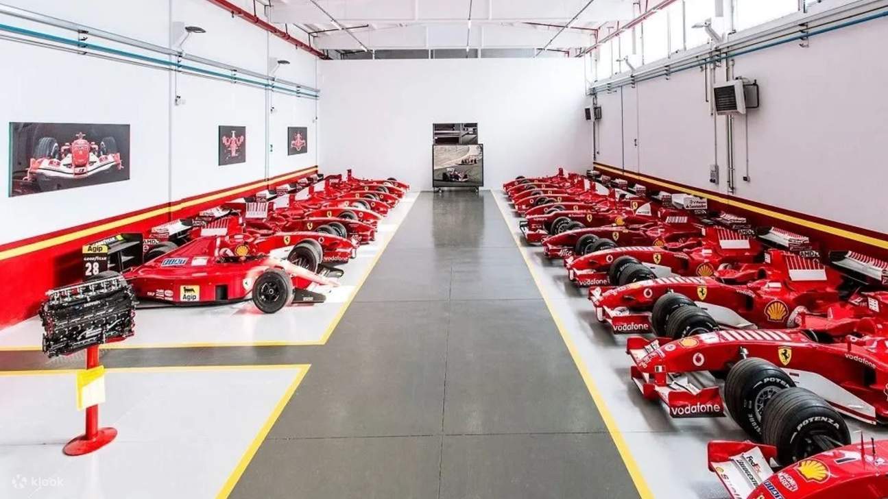 Erleben Sie Ferrari’s unvergleichliches Engagement für die Verschmelzung von Kunst, Innovation und Automobiltechnik in jedem Fahrzeug.