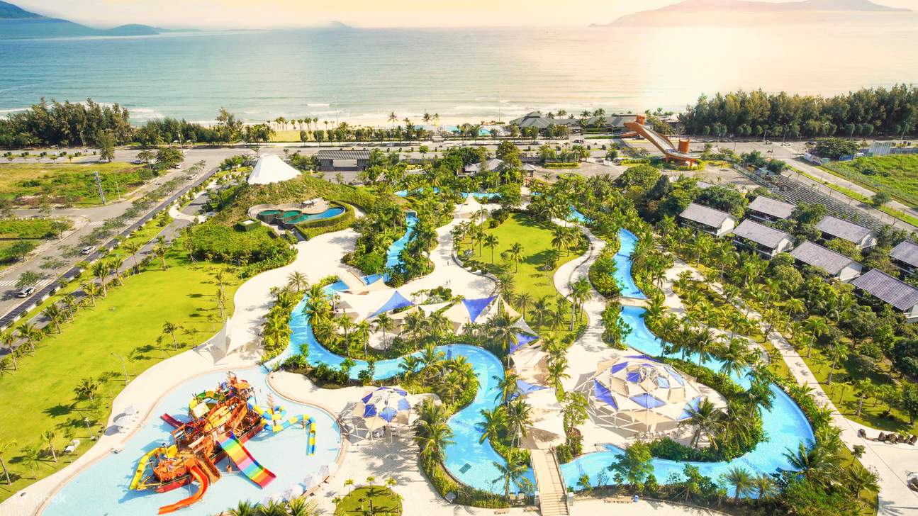 Открытый аквапарк Mikazuki: В аквапарке Mikazuki Water Park 365 не упустите возможность взять надувной круг и поплавать по реке Фудзи длиной 450 метров, где прозрачные голубые воды изящно извиваются среди пышной зелени.