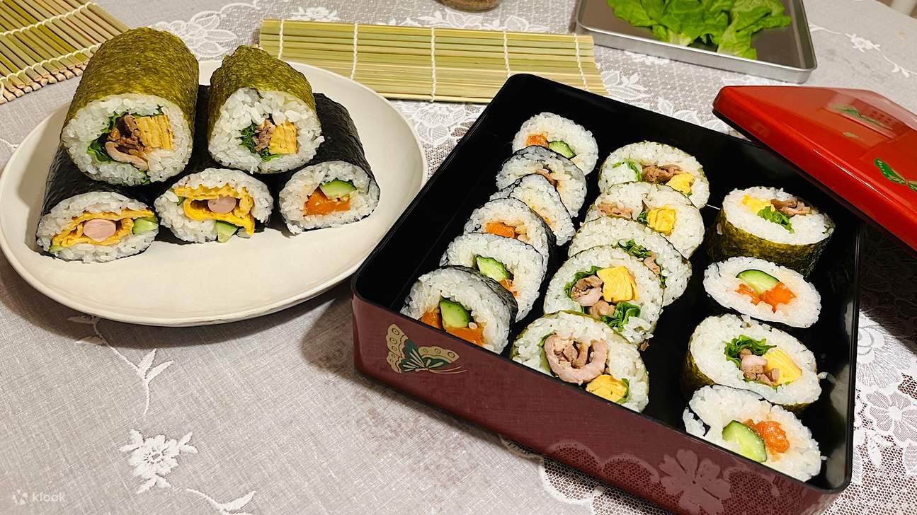 หลังจากถ่ายรูปเสร็จแล้วมาทำซูชิและเกี๊ยวซ่าด้วยกันเถอะ!