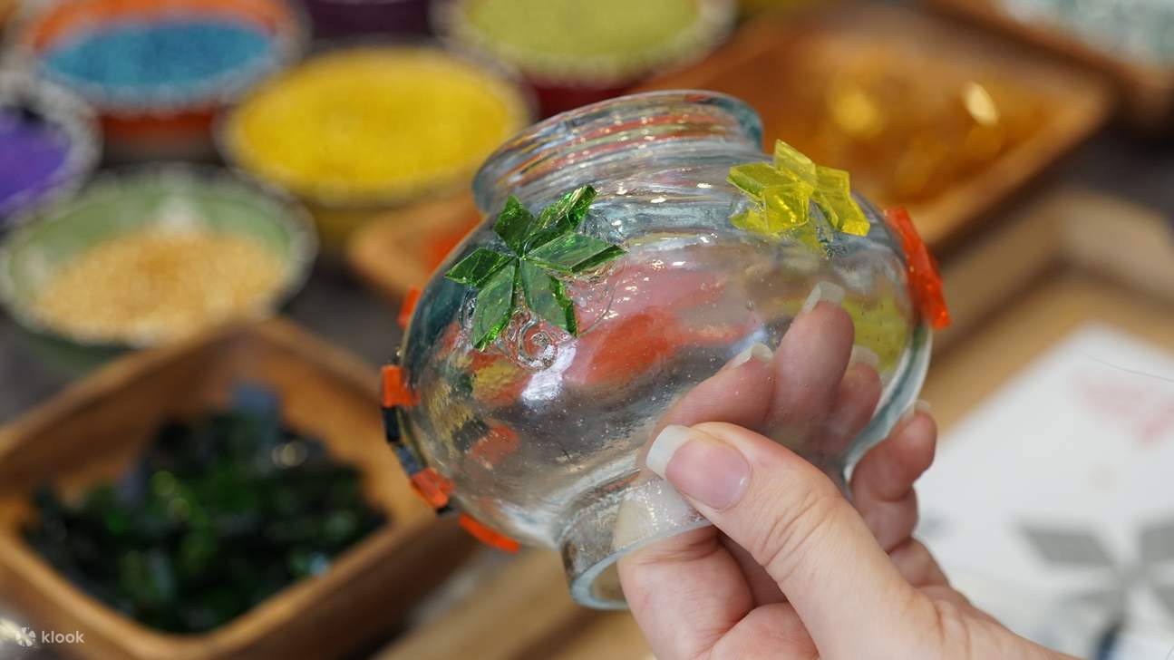 Laboratorio tradizionale di lampade a mosaico turche e portacandele