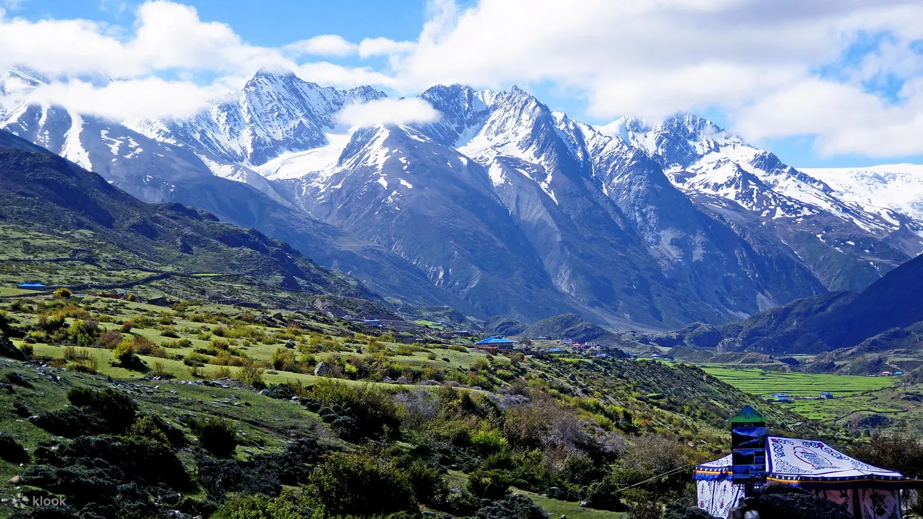 梅里雪山位于中国云南省德钦县，是藏传佛教著名的朝圣地之一，被誉为“雪山之神”。主峰卡瓦格博峰高达6740米，尚未被人类成功攀登，是许多游客与朝圣者心目中的神圣之地，也是云南最高峰。这里不仅以其壮美的雪山美景著称，还有丰富的自然景观和文化特色，是一个兼具自然风光和人文魅力的旅游胜地
