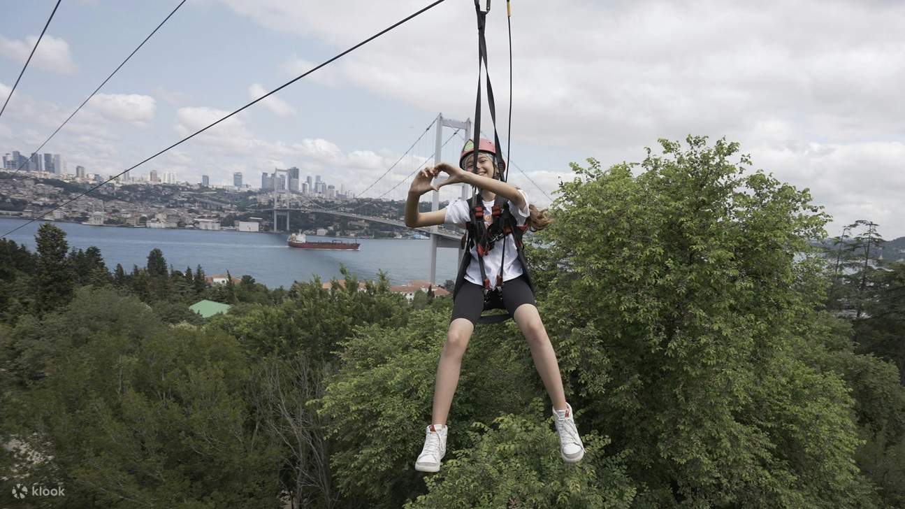在伊斯坦布尔体验博斯普鲁斯海峡高空滑索