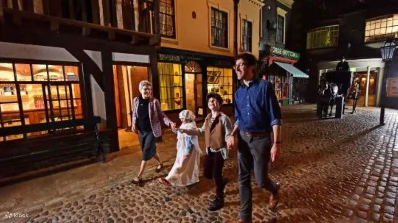 Promenez-vous dans The Shambles, la rue médiévale la plus enchanteresse de York, imprégnée d’histoire