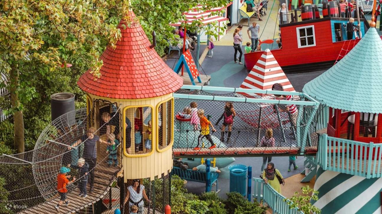 Donde la risa resuena y cada rincón despierta la curiosidad de un niño