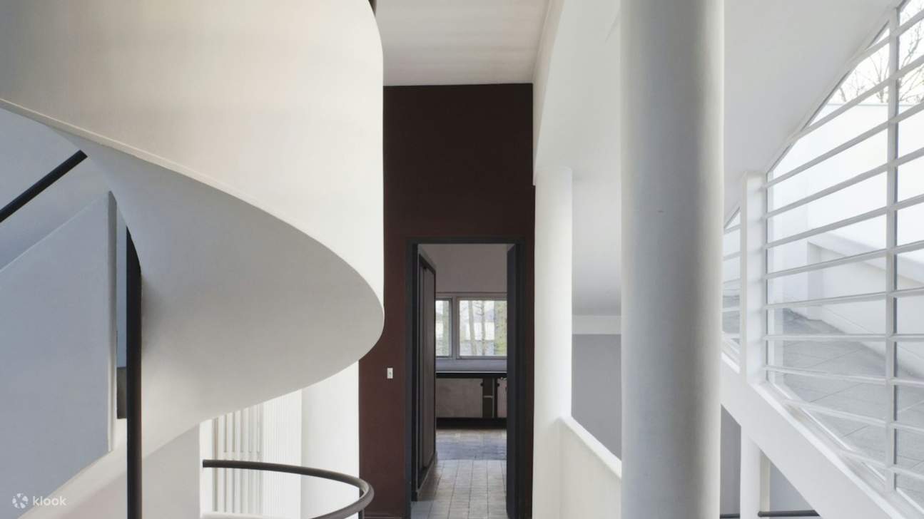 Scopri la bellezza del design open space di Le Corbusier, che massimizza lo spazio e la luce in tutta la villa