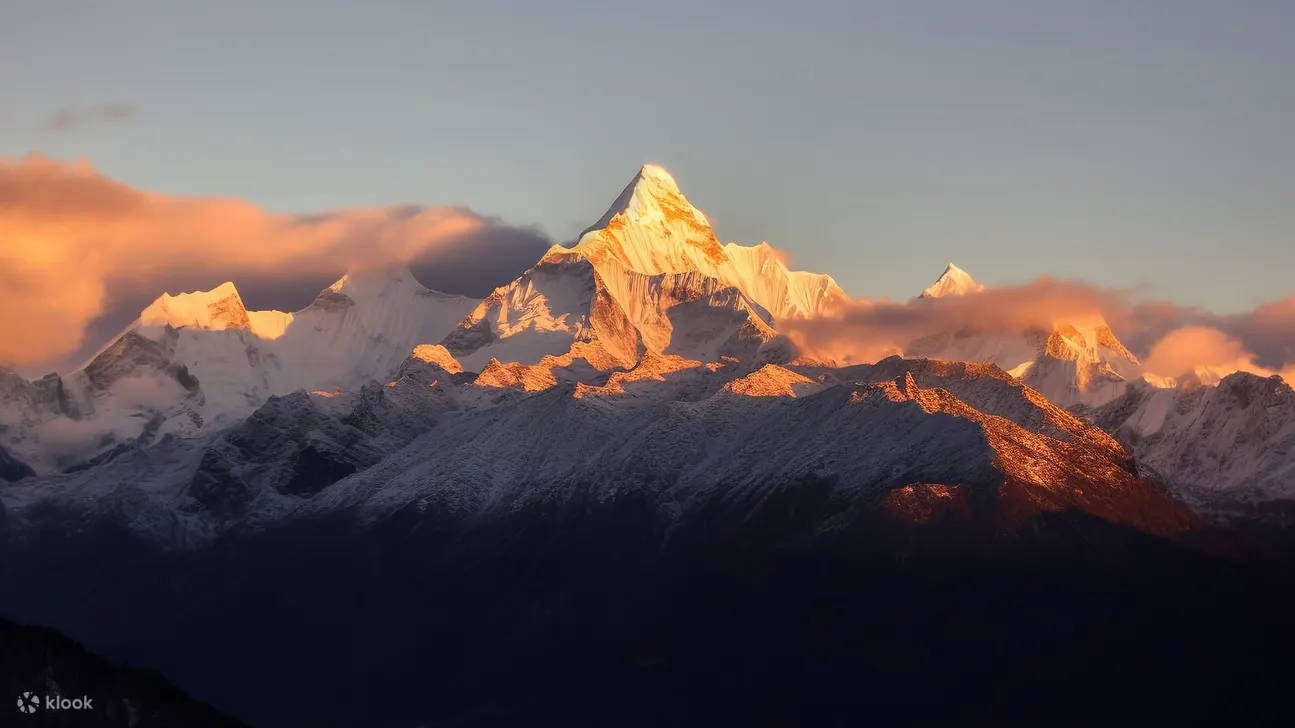 日照金山：日出时的日照金山景观是梅里雪山最具代表性的景色，通常在清晨6-7点左右，太阳升起时山峰被映照成金黄色，神圣而美丽