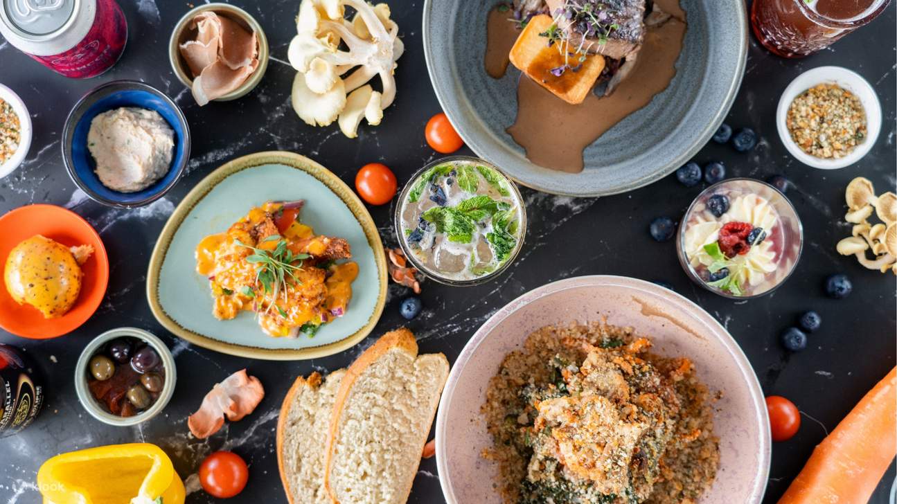 Semua makanan dimasak di dalam restoran kereta kami.