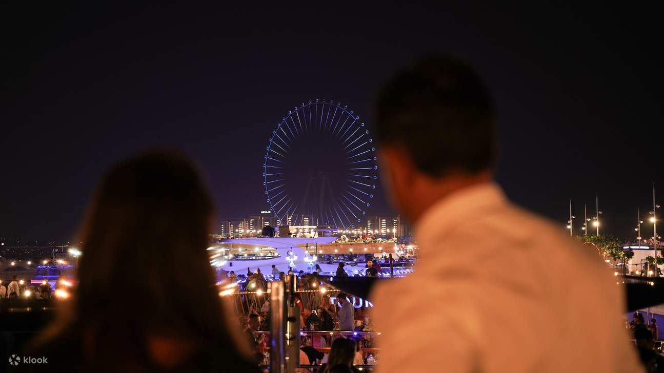 Lướt qua thành phố khi âm nhạc và tiếng cười tràn ngập không khí lễ hội