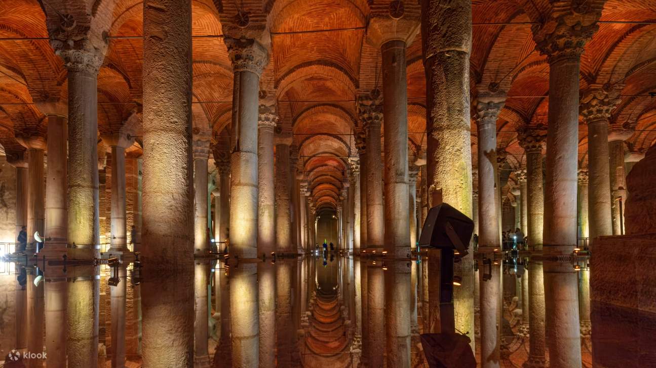 Suivez les traces oubliées où l'histoire et la légende s'entremêlent discrètement