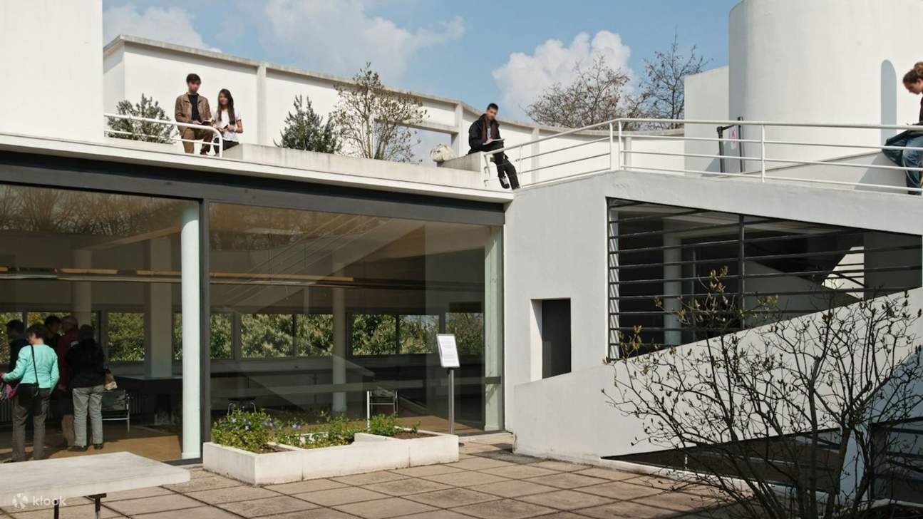 La facciata autoportante di Villa Savoye esemplifica la visione di Le Corbusier per l'indipendenza architettonica e l'espressione estetica.