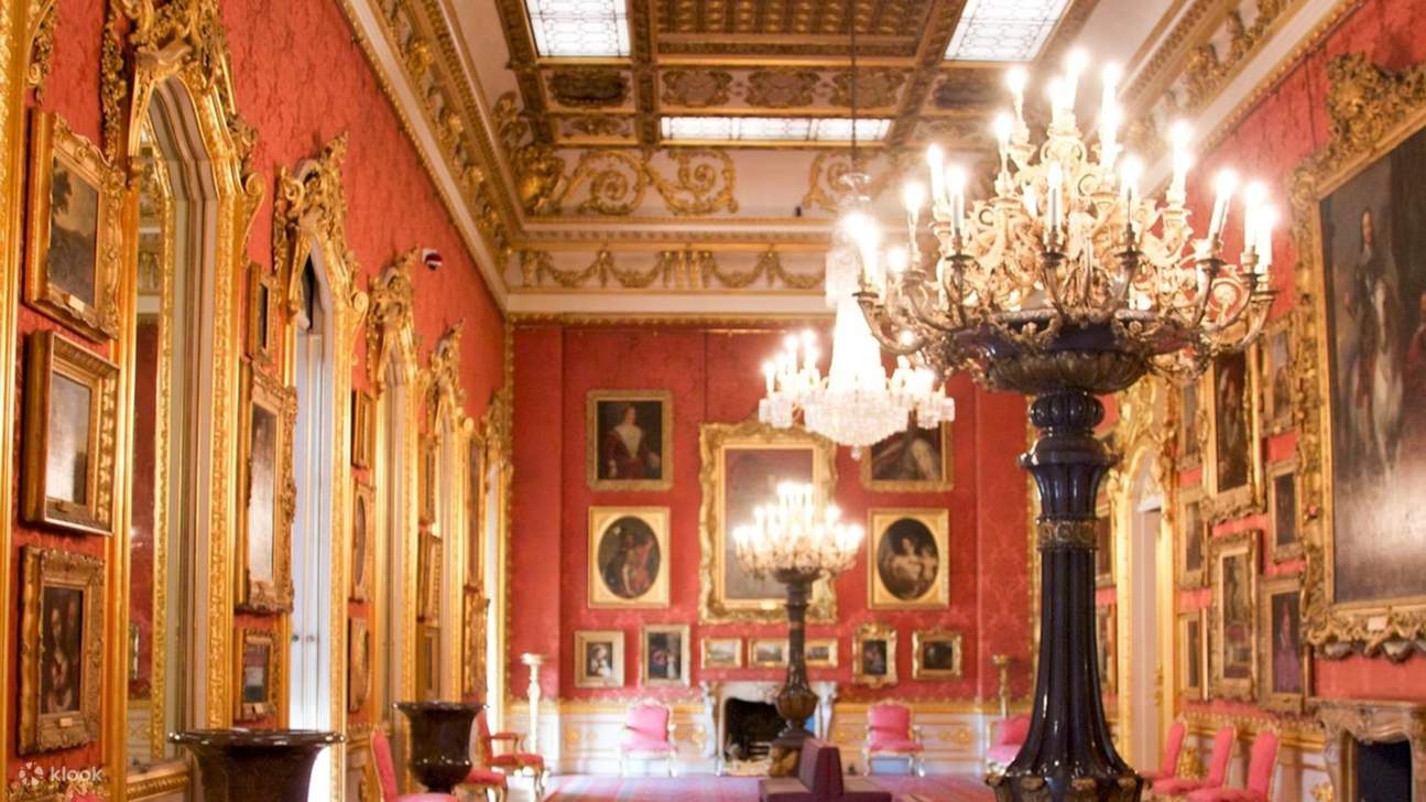 Descubra historias fascinantes detrás de cada obra maestra mientras los visitantes exploran el arte de Apsley House