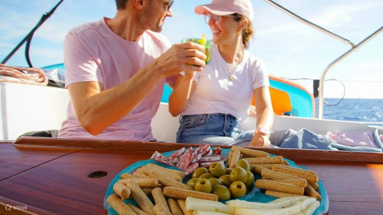 Esperienza di navigazione con vermouth e snack a Barcellona 