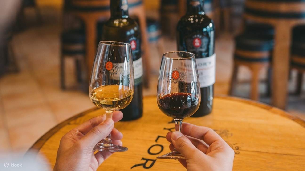 Два бокала портвейна звенят вместе, запечатлевая торжественный момент дегустации.