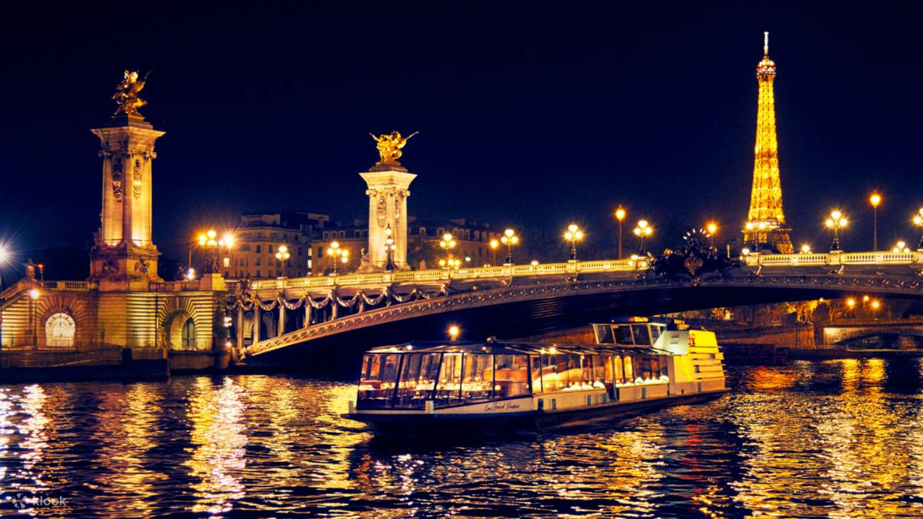 Eiffel Tower sebagai latar belakang